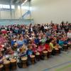 Ein riesiges Trommelorchester bildeten die Kindergartenkinder aus Fischach in der Staudenlandhalle.