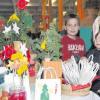 Groß war die Auswahl beim Weihnachtsmarkt in der Rennertshofener Schule. Diese beiden Jungen boten Papiersterne und Weihnachtstüten an. 