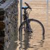 Ein Fahrrad steht an der Fritz-Schäffer-Promenade in Passau.