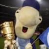 Der letzte Titelgewinn beim FC Schalke liegt noch ein wenig länger zurück. Hier ist Maskottchen Erwin mit dem DFB-Pokal zu sehen.