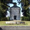 Unweit des Schacky-Mausoleums auf dem Friedhof St. Johann in Dießen wurde vor einiger Zeit ein symbolisches Ehrengrab eingerichtet. Unbekannte haben Stahlhelm und Holzkreuz gestohlen.