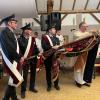 Beim Gottesdienst zum 125. Jubiläum der Freiwilligen Feuerwehr Sainbach segnete Dekan und Wallfahrtspfarrer Stefan Gast das neue Fahnenband.