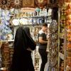 Eine voll verschleierte Frau kauft im Großen Basar in der iranischen Hauptstadt Teheran ein.  	