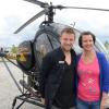 Daniel Baier absolvierte mit Cathrine Kandzia einen Hubschrauberrundflug über Augsburg und landete dann mit der Gewinnerin beim RT1-Versteigerungsmarathon auf dem Medien-Parkplatz vor der SGL-Arena.	
