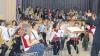 Aufmerksam hörten die Kinder des Schulchores Zusamaltheim nach ihrem eigenen Auftritt den Darbietungen der Kapellen des Musikvereins zu. In Zusammenarbeit wollen Schule und Musikverein das Interesse am Erlernen eines Instrumentes fördern und hatten die Kinder mit Eltern und Geschwistern zu einem kleinen Konzertabend eingeladen. 