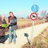 Haben neue Pläne für die ehemalige Bahntrasse von Mertingen nach Wertingen (von links): Stefan Hilber (Bauamt Gemeinde Mertingen), Bürgermeister Albert Lohner und Martin Königsdorfer (Donautal aktiv). Fotos: Bissinger