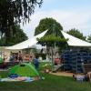 Für die Kleinen und ihre Eltern genauso wichtig wie das Schwimmbecken: die Liegewiesen und der Kinderspielplatz mit Trampolin, Sandbagger und Klettergerüsten.