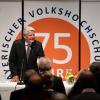 Es machte ihm sichtlich Spaß – der Aufenthalt in Günzburg. Altbundespräsident Joachim Gauck am Schluss der Jubiläumsveranstaltung, die im öffentlichen Teil halb Lesung und halb Vortrag war.