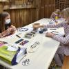 An Glaskunst versuchen sich Kinder im Workshop mit Anna Riedl auf dem Freigelände des ehemaligen Gasthofs „Drei Rosen“. 