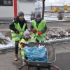 Vor der Rothtalhalle fanden Moritz, rechts und sein Freund Aaron sowie die zweijährige Emma einigen Abfall.