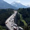 PKW und LKW fahren zwischen Patsch und Schönberg am Brenner (Autobahn A13) über die Europabrücke.