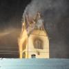 In Wald (Schwaben) steht am Donnerstag (05.01.2012) der Kirchturm in Flammen, der obere Teil stürzte ein. Nach Augenzeugenberichten schlug bei einem Gewitter ein Blitz ein. Stürmischer Wind und die enge Bebauung in dem Allgäuer Ort erschweren die Löscharbeiten.