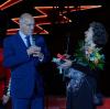 Oberbürgermeister Kurt Gribl verabschiedete Theaterintendantin Juliane Votteler mit Blumen. 	