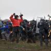Die Polizei rückt mit einem Großaufgebot an, um den Braunkohleort Lützerath zu räumen. Klimaaktivisten haben das Gelände besetzt.