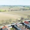 Das neue Baugebiet liegt zwischen dem Ulmer Hofgut (Bildmitte links) und dem Ludwigsfelder Badesee (rechts oben). Das lang gestreckte Flachdachgebäude im Hintergrund ist das Mercedes-Ersatzteillager an der Reuttier Straße. 