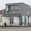 Im modernen Neubau am Ortseingang von Feldkirchen eröffnet im Erdgeschoss unter anderem ein öffentliches Tagescafé.