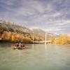 Bei der Bootstour durch Innsbruck sind die Gipfel der Nordkette auch vom Fluss aus unübersehbar. 