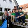 Familie Brumme - (von links) Jessica, Irena, Arian, Andreas, Mario und Robin Brumme - sucht seit Jahren ein Haus.