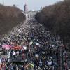 Tausende Menschen demonstrierten in Berlin unter dem Motto "Stoppt den Krieg! Frieden und Solidarität für die Menschen in der Ukraine".  

