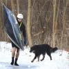 Kanute Sideris Tasiadis trainiert täglich an der Kanustrecke, sein Hund läuft nebenher mit.