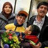 Mahdi Rabani (2.v.l.) ist glücklich, wieder mit seiner Mutter Schockria, Vater Ibrahim und Bruder Yussuf vereint zu sein.