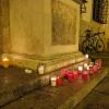 Menschen zündeten am Samstagabend Kerzen für den Verstorbenen vor dem Eingang des Augsburger Rathauses an.