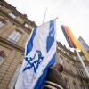 Die Flagge Israels wird zwischen den Flaggen der EU, Deutschlands und Baden-Württembergs gehisst.