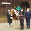 Einmal auf einem Pferd reiten: Dieser Wunsch ging in Ursberg für die sechsjährige Maria aus Donezk in der Ukraine in Erfüllung.