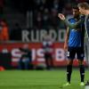 Hoffenheims Trainer Julian Nagelsmann gibt Kerem Demirbay taktische Anweisungen.