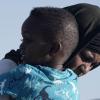 Vielen Menschen im Sudan bleibt keine Chance als die zu fliehen - wie dieser Frau und ihrem Kind.