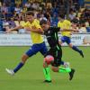 Eine Szene aus dem Hinspiel zwischen Nördlingen und Pipinsried. Der verletzte Spielmacher Johannes Müller (in blau-gelb) gegen den TSV-ler Mirko Puscher.
