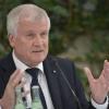 Seehofer wertet das "desaströse" Wahlergebnis in Mecklenburg-Vorpommern als Quittung für die Flüchtlingspolitik von Angela Merkel und fordert eine klare Orientierung. 