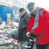 Josef Stocker aus Illerrieden ist ein Flohmarkt-Kenner und beginnt auch schon mal zu handeln, wenn er einen Preis für übertrieben hält. Im Zweifelsfall braucht er das auserkorene Stück ja nicht zu nehmen. 