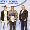 Der Vorsitzende des FC Rennertshofen, Andreas Czerny (Mitte), bekam den Ehrenamtspreis überreicht von Weltmeisterin Simone Laudehr und Verbandspräsident Rainer Koch.  	