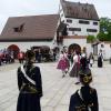 30 Jahre Städtepartnerschaft Leipheim mit dem ungarischen Fonyód. Am Museumstag "sicherte" eine Husarengruppe im Schlosshof eine ungarische Tanzgruppe.