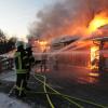 Feuerwehrleute kämpfen bis zum Mittag gegen die Flammen auf der sogenannten Main Street des Western-Freizeitparks "Pullman City".