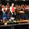 Der neue Dirigent des Musikvereins Donauklang, Tizian Foag, und sein Orchester nahmen am Ende des Herbstkonzerts in der Nordschwabenhalle den Beifall der begeisterten Zuhörer entgegen. 
