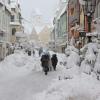 Schneemassen liegen in den Straßen der Altstadt von Füssen. S