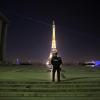 Ein Polizist patrouilliert vor dem Eiffelturm in Paris. In Frankreich gelten coronabedingt verschärfte Ausgangsbeschränkungen. Beim Impfen ist das Land noch nicht besonders weit.