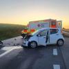 Bei einem Unfall zwischen Neuburg und Bergheim hat sich ein Mopedfahrer schwer verletzt.