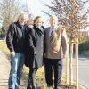 Naturschutzbeauftragter Ottmar Frimmel, Bürgermeisterin Sandra Dietrich-Kast und Reflexa-Inhaber Hans Peter Albrecht freuen sich über die neuen Grünanlagen in Rettenbach.  