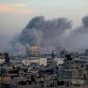 Nach einem israelischen Luftangriff im südlichen Gazastreifen steigt dichter Rauch über Gebäuden in Rafah auf.  
