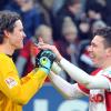 Augsburgs Torwart Marwin Hitz (l) und Pierre-Emile Höjbjerg bejubeln das 2:2 