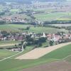 Im Vordergrund dieser Luftbildaufnahme ist der Sielenbacher Ortsteil Tödtenried zu sehen. Das Baugebiet "Katholische Pfarrpfründe" liegt links neben der Kirche. Ganz im Hintergrund erstreckt sich Adelzhausen mit der Autobahn. Dazwischen liegen Irschenhofen (links) und Heretshausen.