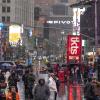 Menschen gehen während eines Wintersturms über den Times Square.