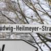 Wird dieses Schild bald weg sein? In seiner Sitzung am 18. Februar entscheidet der Günzburger Stadtrat darüber, ob die Ludwig-Heilmeyer-Straße umbenannt wird. Das hätte Folgen für Anwohner, aber auch Kliniken, Ärztehaus und Einrichtungen wie die Dr.-Georg-Simnacher-Stiftung und die Kita Kids& Company. 