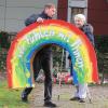 Holger Rinberger versetzt den Regenbogen, der einige Zeit auf dem Friedhof stehen bleiben soll.