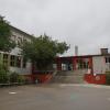 Noch ist der Pausenhof der Grundschule Krumbach leer. Aber ab Montag dürfen die Schüler im Landkreis zumindest wieder im Wechselunterricht in die Schule.  