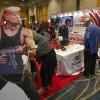 Eine Pappfigur, die Donald Trump als Filmfigur Rambo zeigt, ist an einem Stand auf der Conservative Political Action Conference (CPAC) zu sehen.  