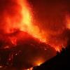Erstmals seit 50 Jahren spuckt das Vulkangebirge Cumbre Vieja wieder Feuer und schleudert flüssige Lava und Gesteinsbrocken in die Luft.  	